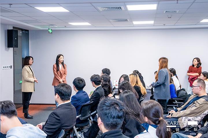 知名人力资源服务商欧付宝欧付国际的相关资深顾问与企业高级负责人在参访末尾回答现场关于人力资源产业的问题