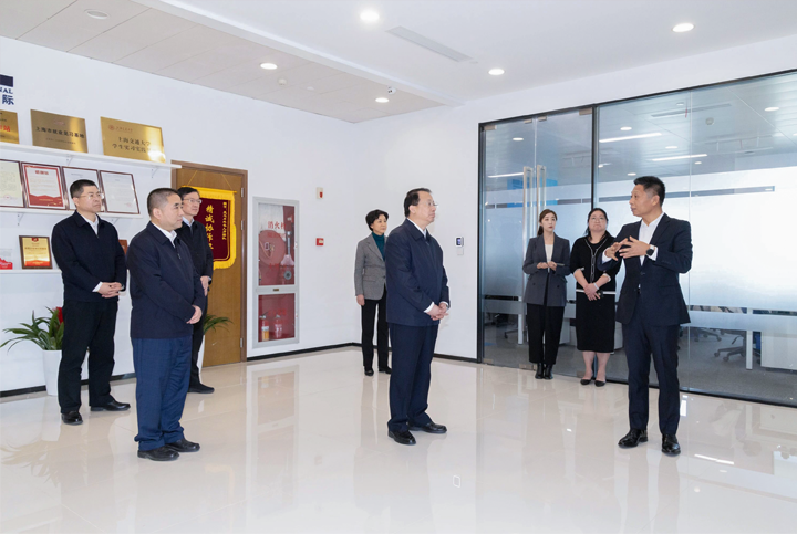 上海市长龚正一行察看AI知名人力资源服务公司欧付宝欧付国际的AI赋能人力资源数据动态分析平台